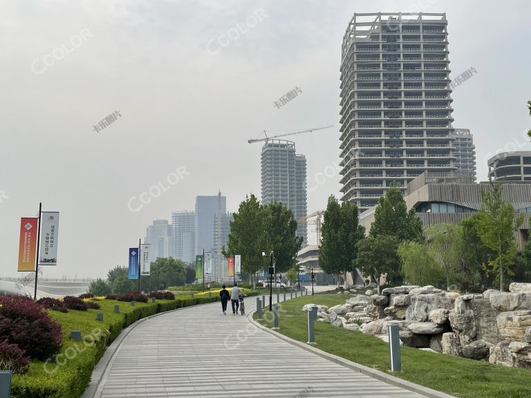 北京城市副中心运河岸边的建筑和绿地